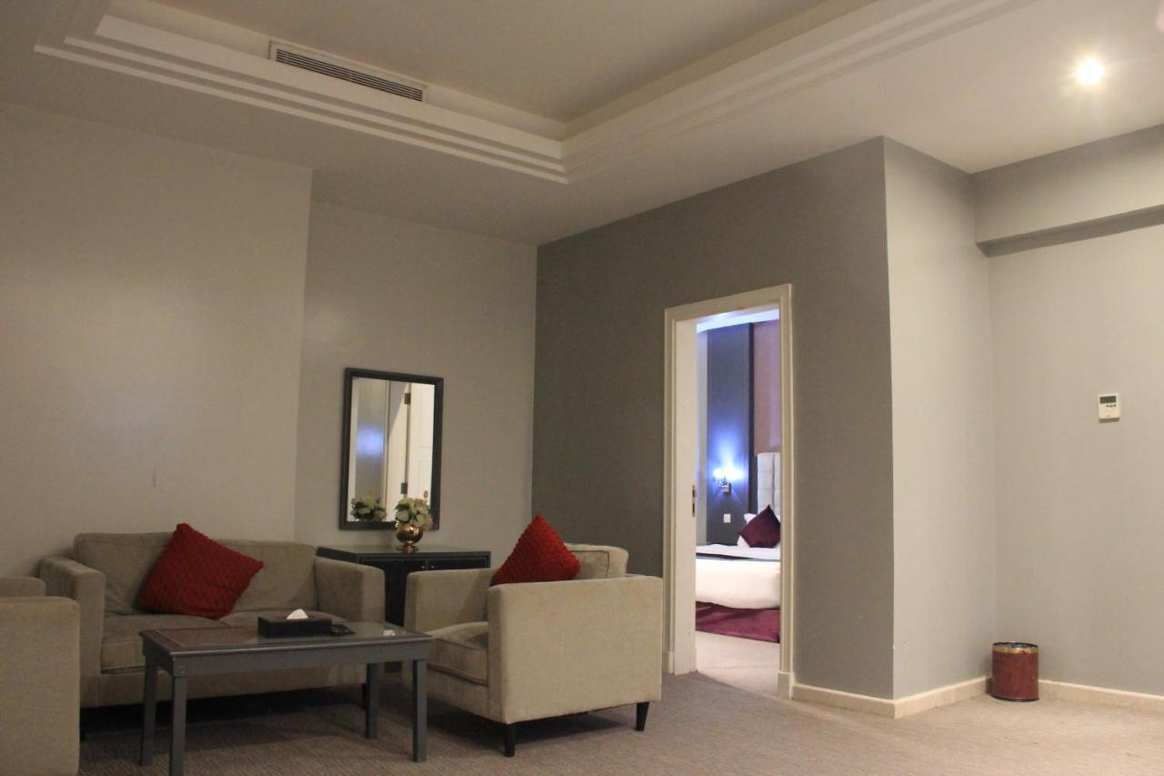 Business Tahlia Riyadh